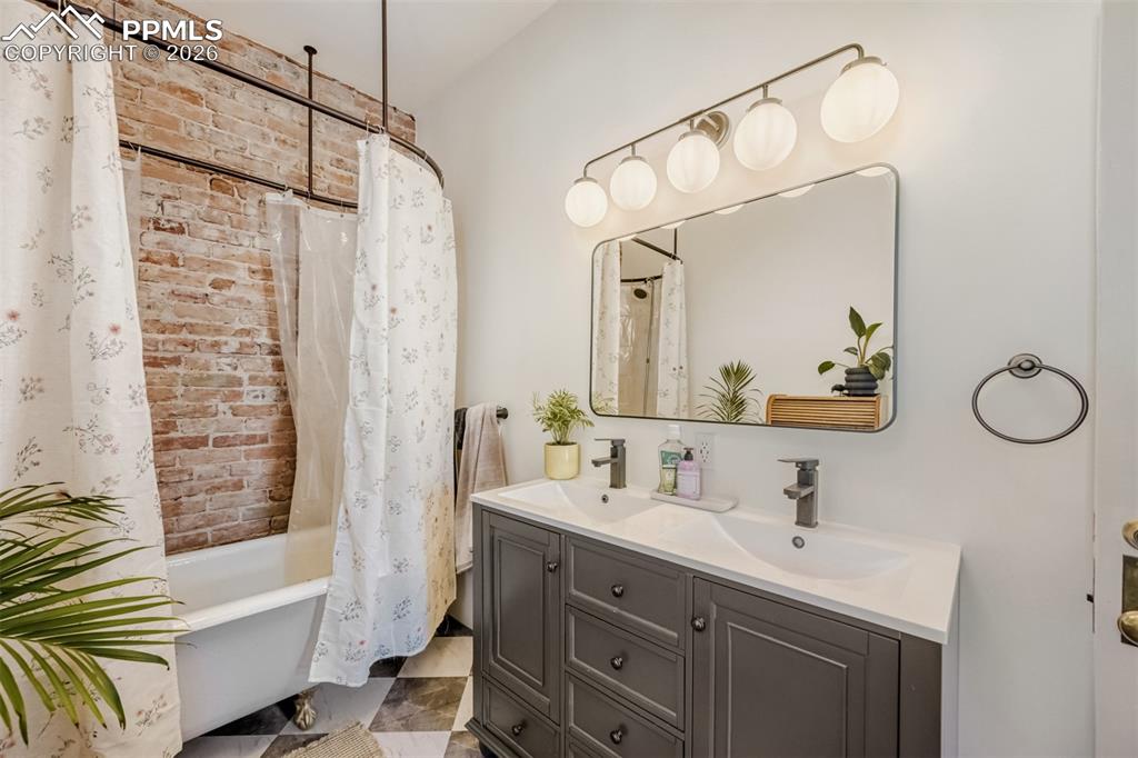 Image 23 of 34: Bathroom