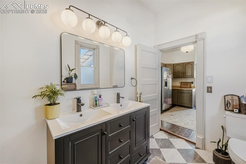 Image 24 of 34: Bathroom