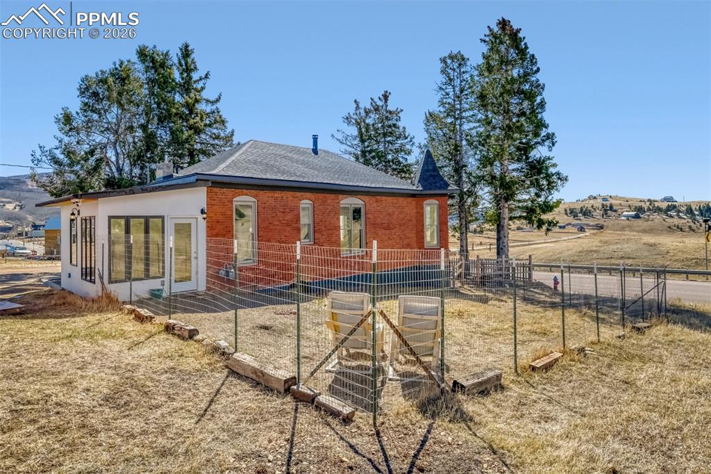 Image 28 of 34: Back of Structure