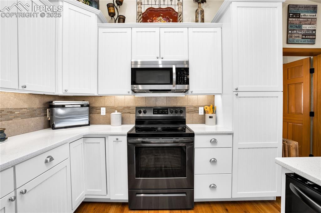 Image 13 of 49: Kitchen