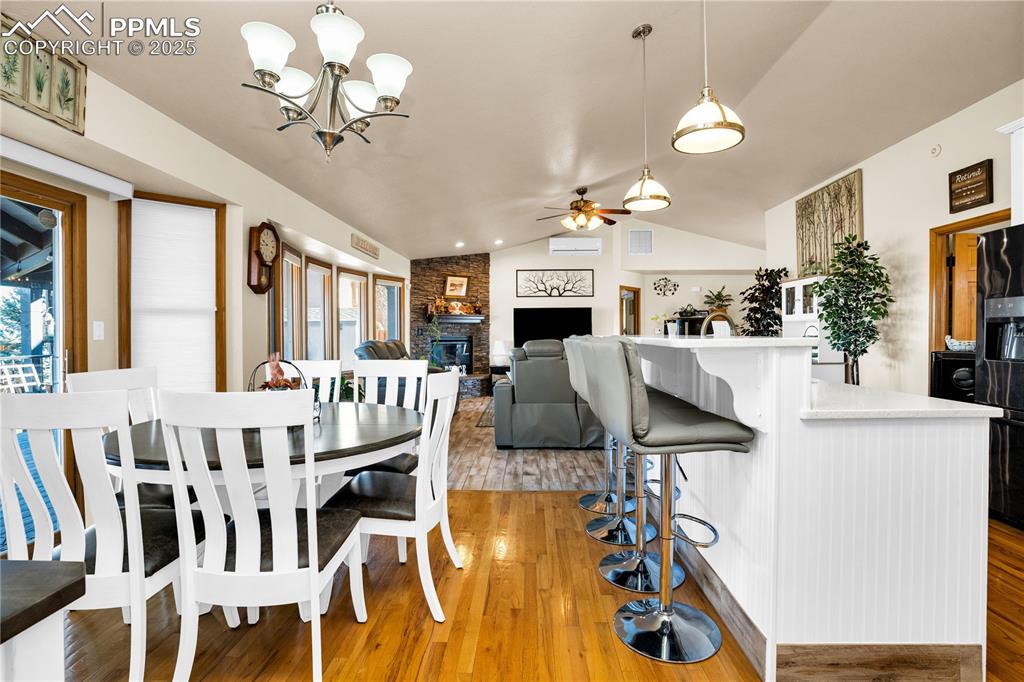 Image 17 of 49: Dining Area