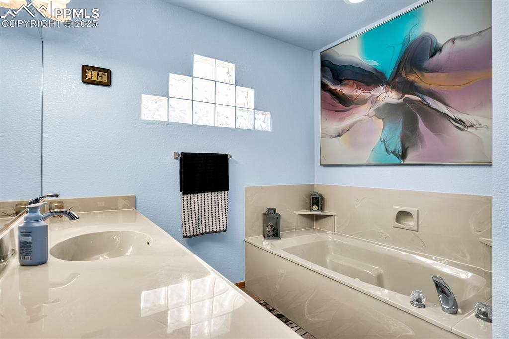 Image 21 of 49: Bathroom