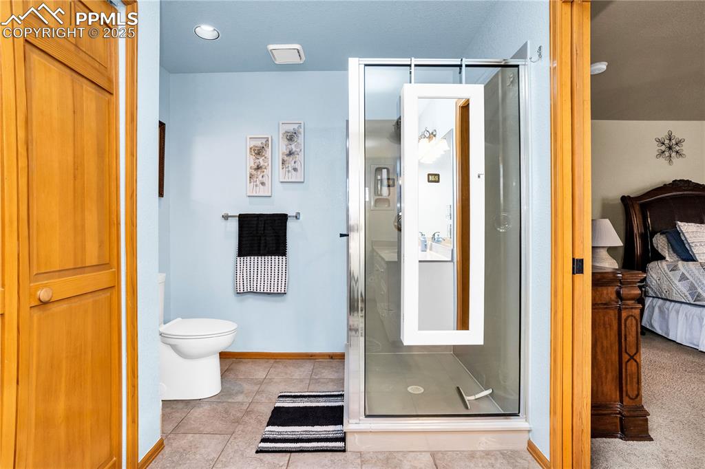 Image 22 of 49: Bathroom