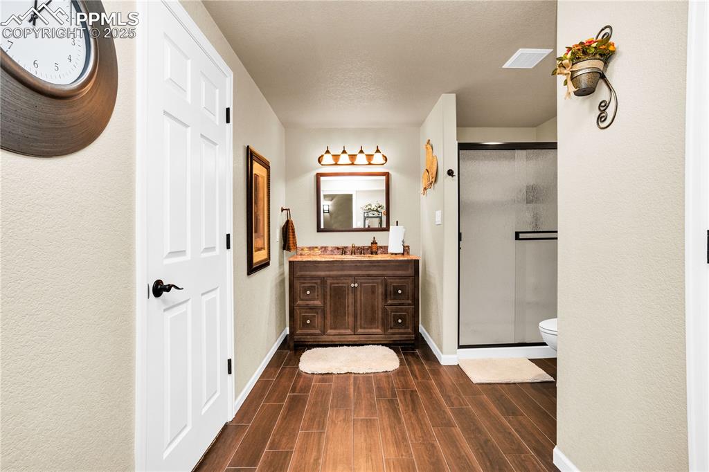 Image 37 of 49: Bathroom