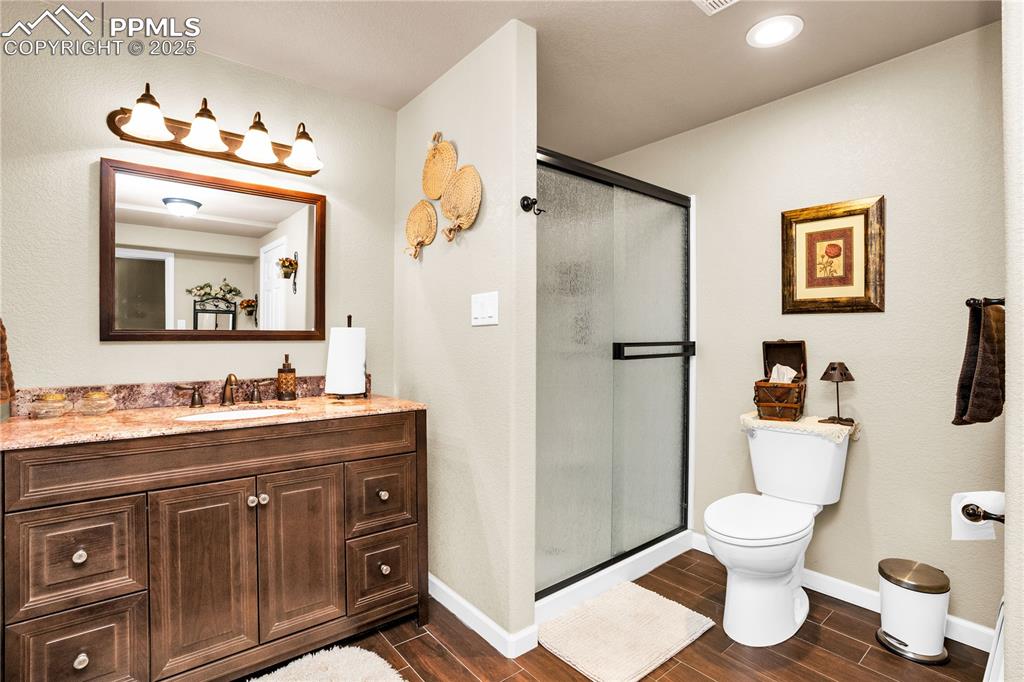 Image 38 of 49: Bathroom