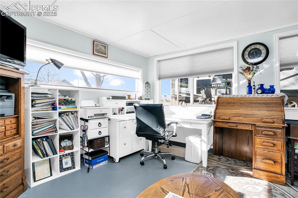 Image 40 of 49: Office