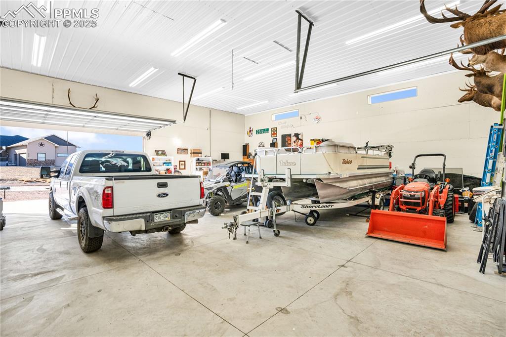 Image 48 of 49: Garage