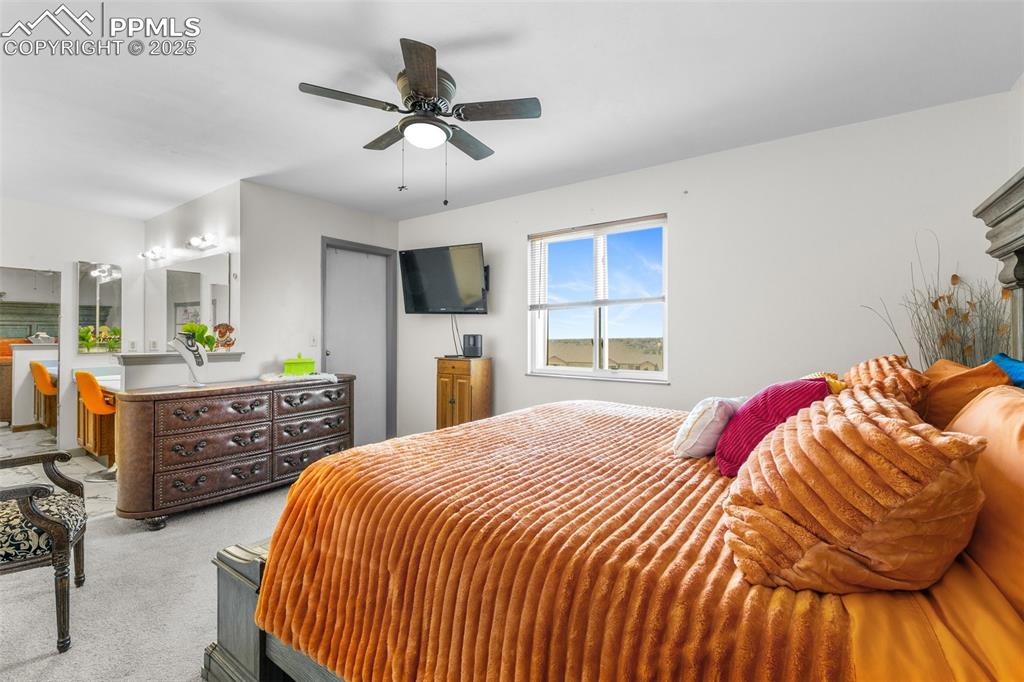 Image 11 of 24: Bedroom