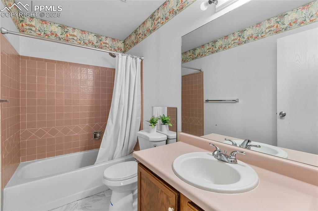 Image 14 of 24: Bathroom