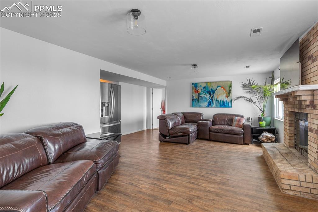 Image 16 of 24: Living Room