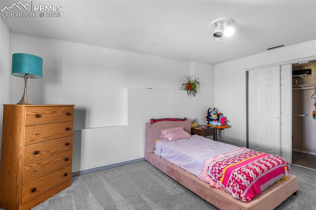 Image 19 of 24: Bedroom