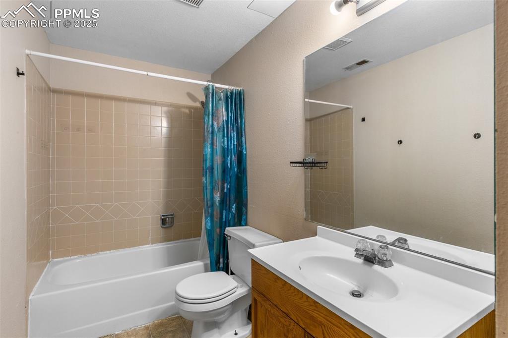 Image 20 of 24: Bathroom
