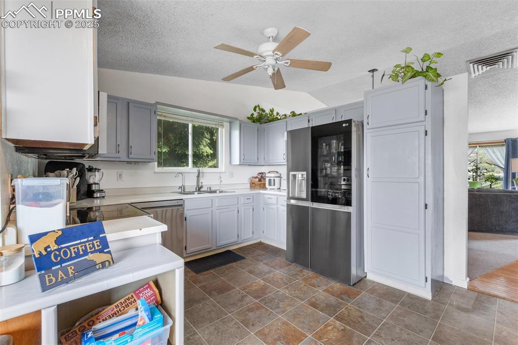 Image 9 of 24: Kitchen