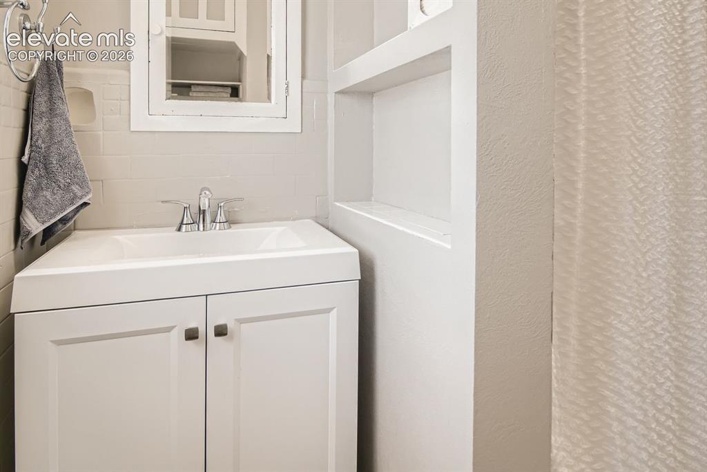 Image 11 of 14: Bathroom