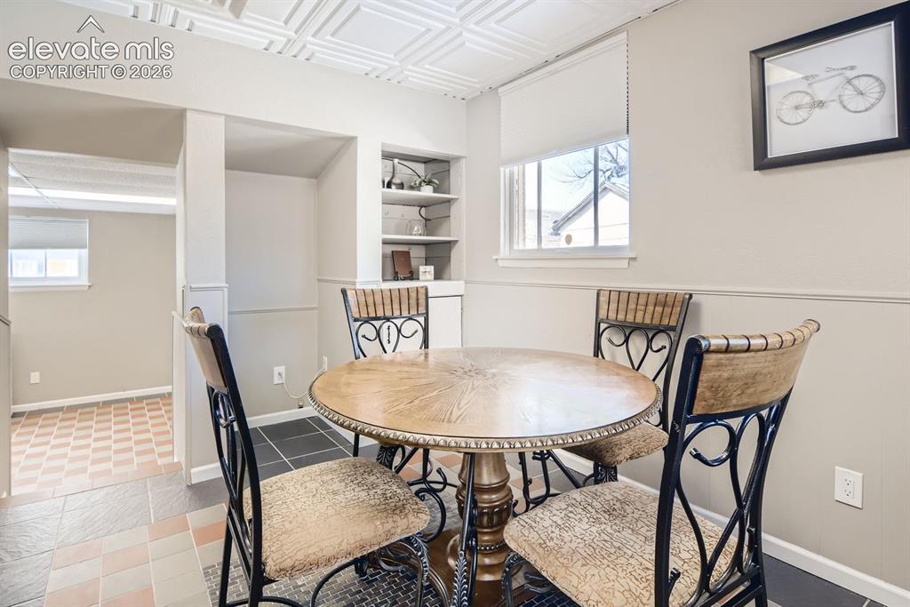 Image 5 of 14: Dining Area