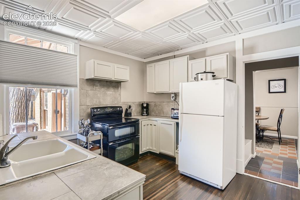Image 6 of 14: Kitchen