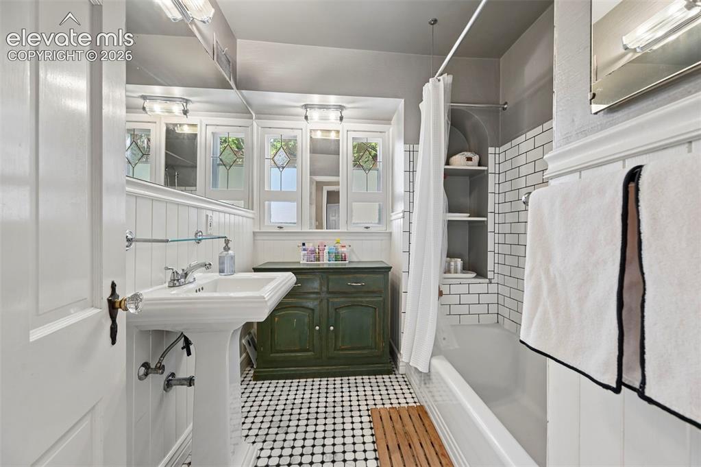 Image 22 of 41: Bathroom