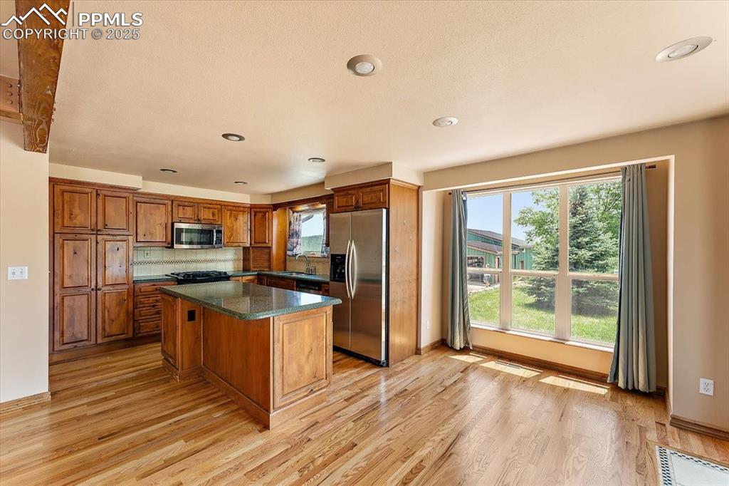 Image 10 of 50: Kitchen