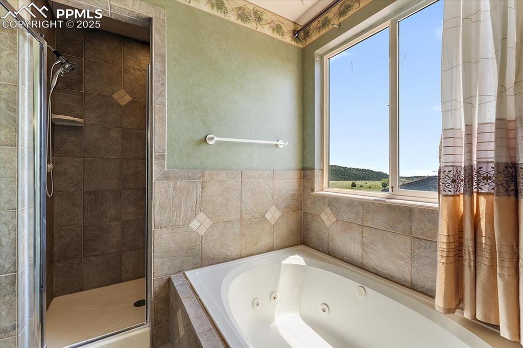 Image 16 of 50: Bathroom