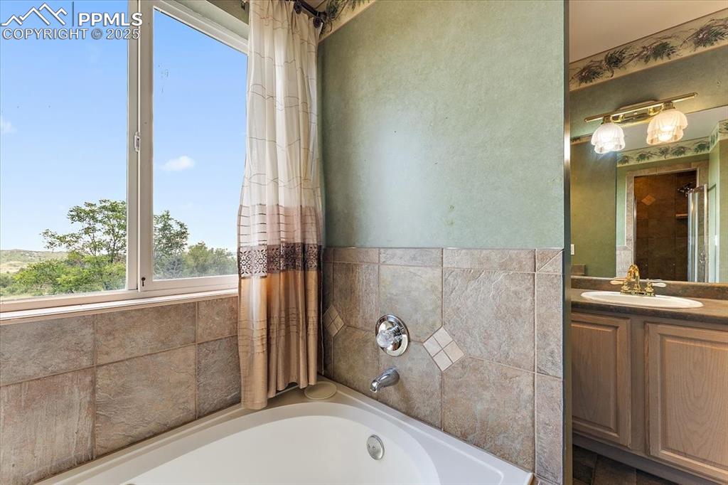 Image 17 of 50: Bathroom