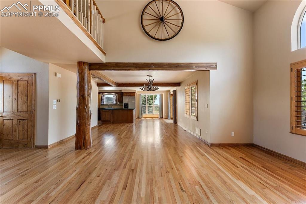 Image 8 of 50: Living Room