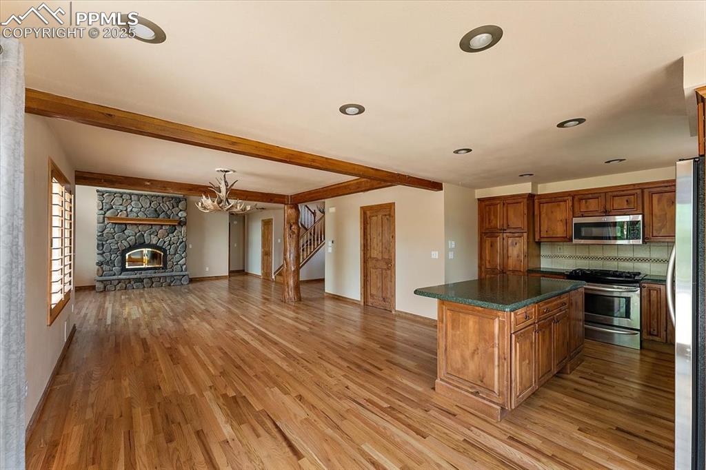 Image 9 of 50: Kitchen