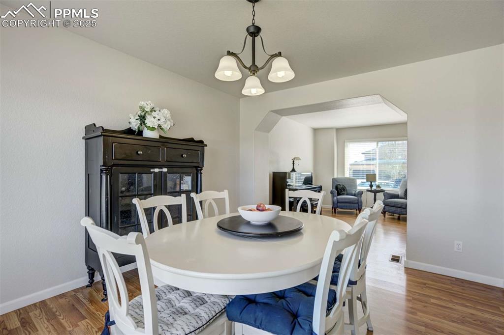 Image 16 of 50: Dining Area