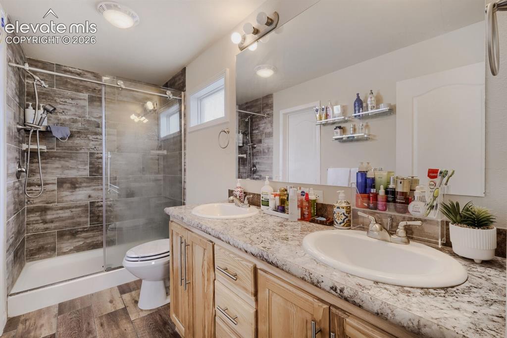 Image 16 of 26: Bathroom