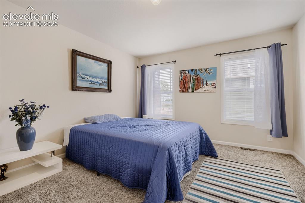 Image 18 of 26: Bedroom