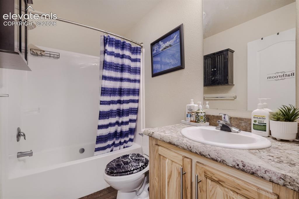Image 20 of 26: Bathroom