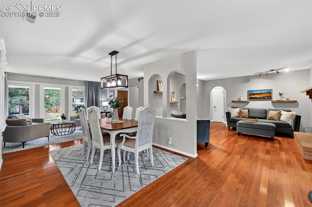 Image 14 of 50: Entertaining is a breeze with this layout