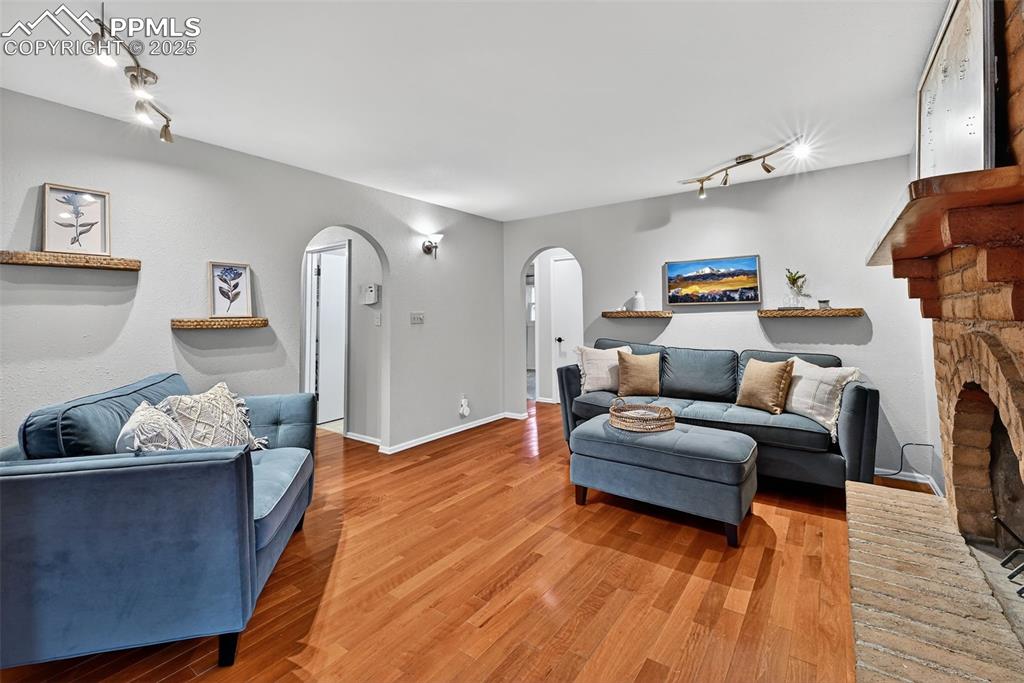 Image 15 of 50: Comfortable family room