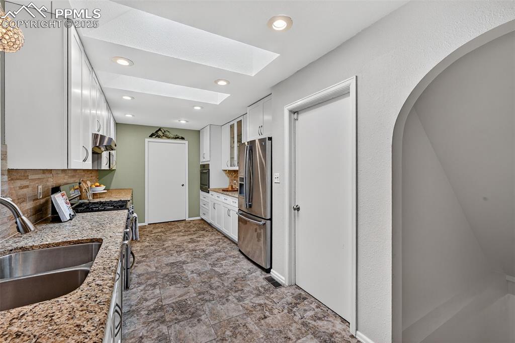 Image 22 of 50: Skylights and access to the garage and basement