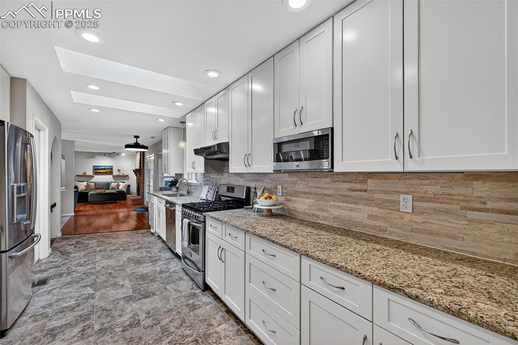 Image 24 of 50: So much prep space