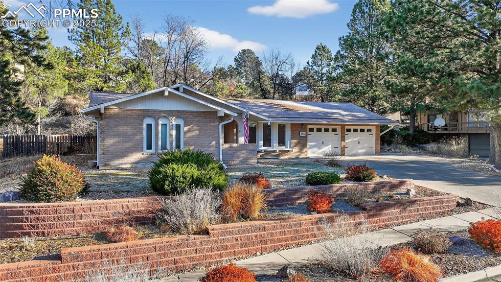 Image 7 of 50: Terraced front yard