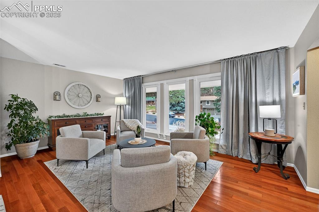 Image 8 of 50: Light and bright living room