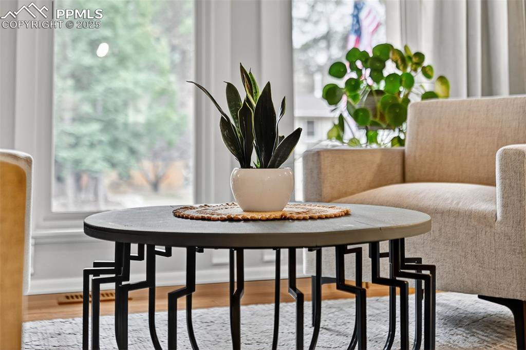 Image 9 of 50: Living Room