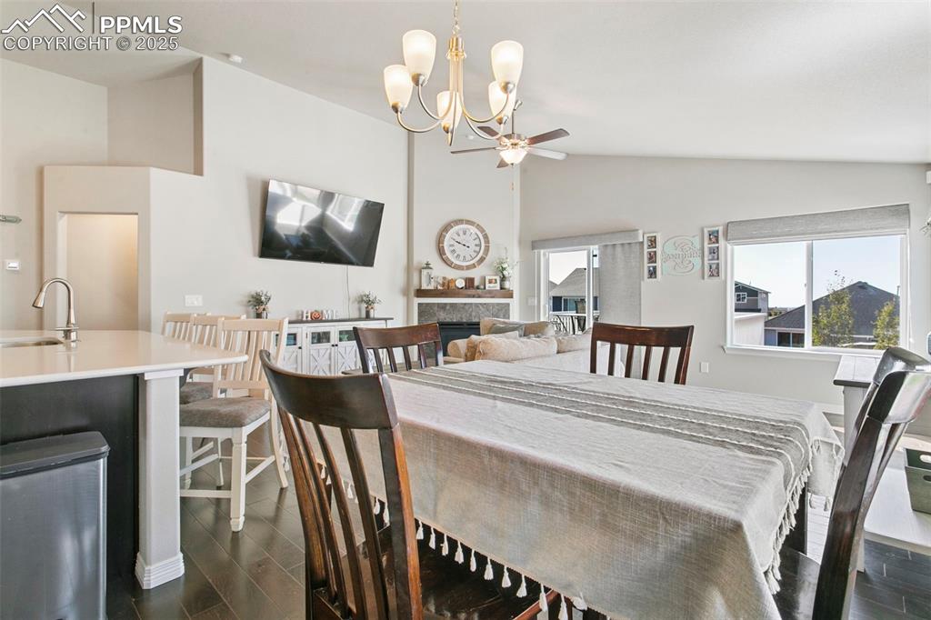 Image 14 of 42: Dining Area