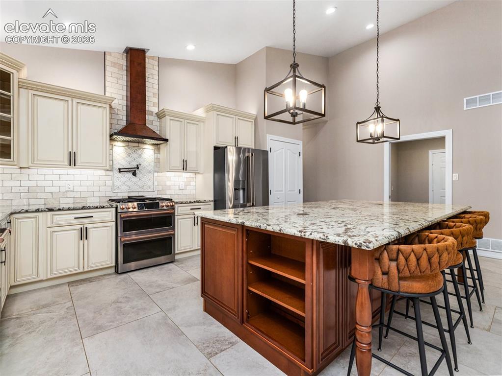Image 7 of 41: Kitchen