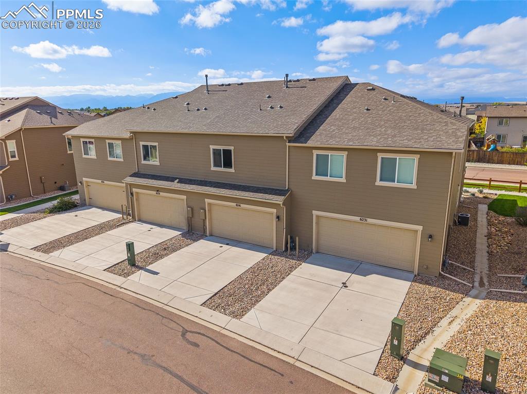 Image 18 of 22: Garage