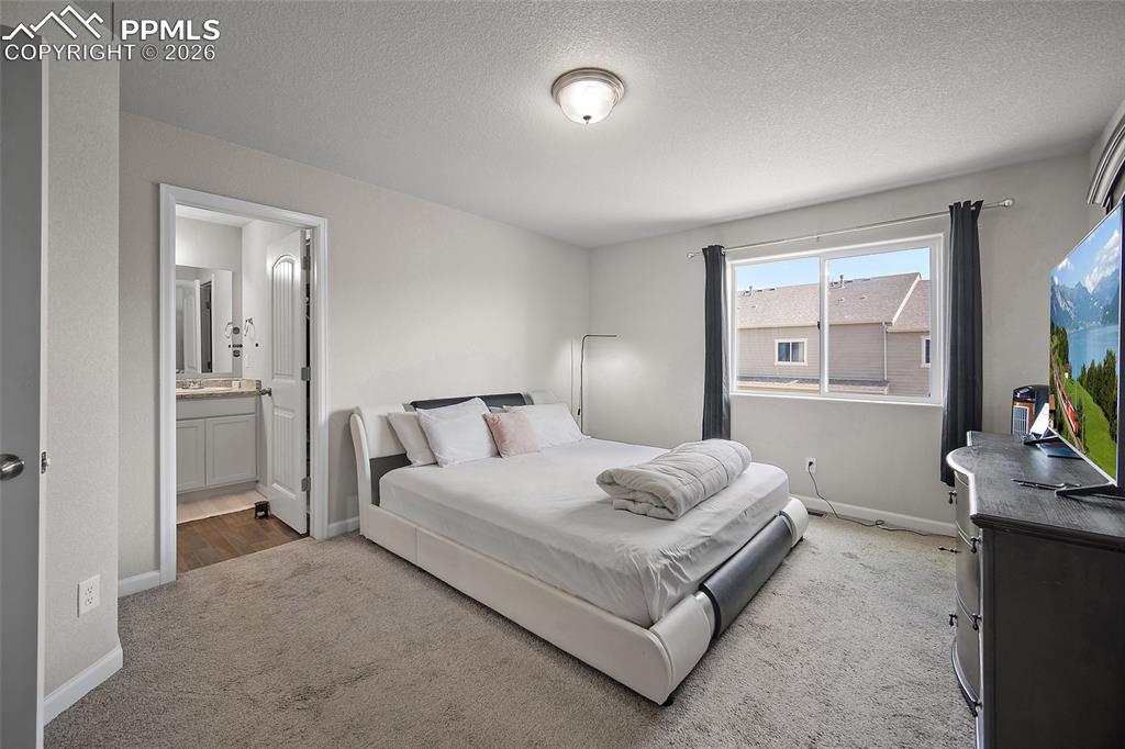 Image 9 of 22: Ensuite bedroom