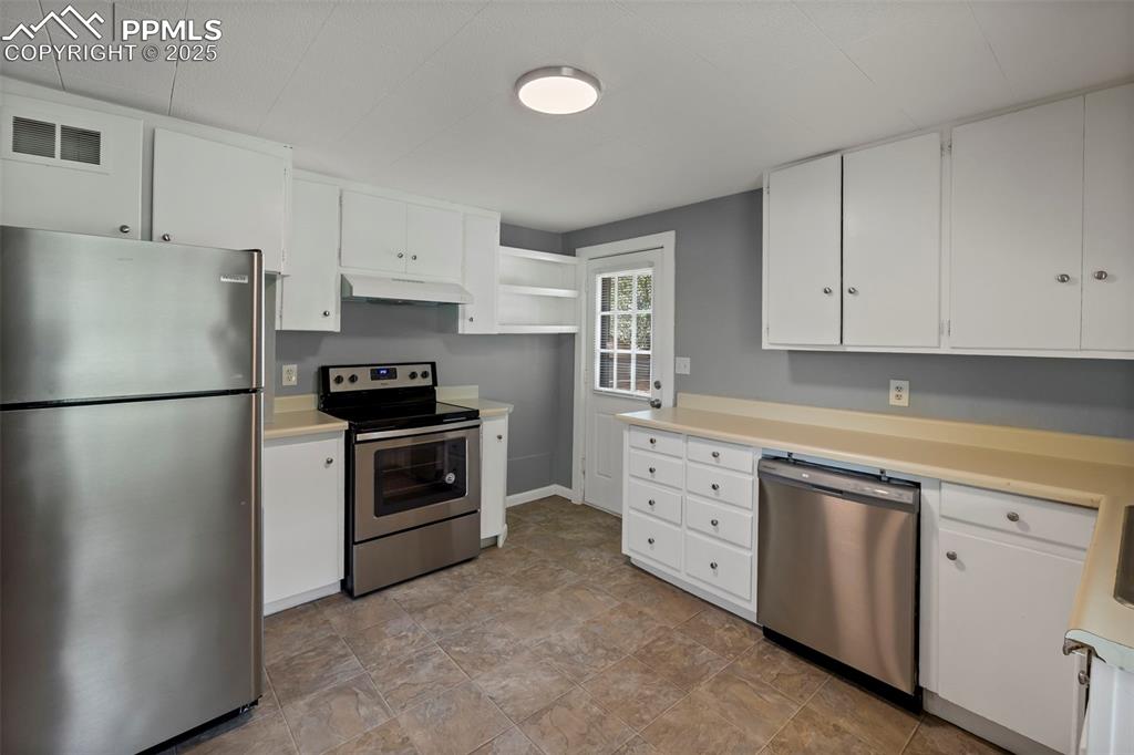 Image 13 of 33: Lower Level Kitchen