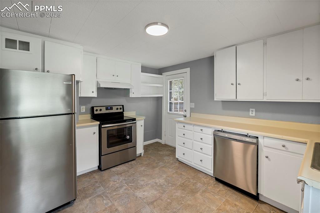 Image 14 of 33: Lower Level Kitchen