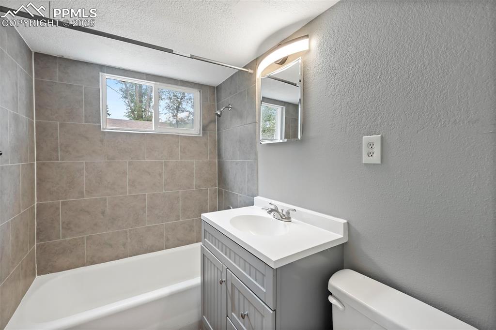 Image 19 of 33: Bathroom