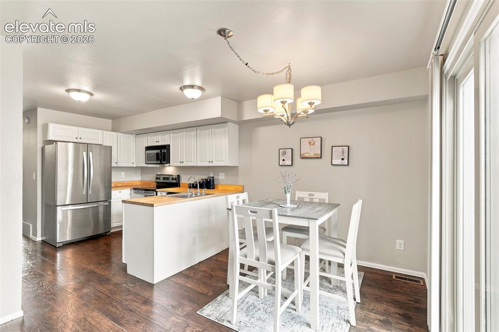 Image 11 of 27: Kitchen