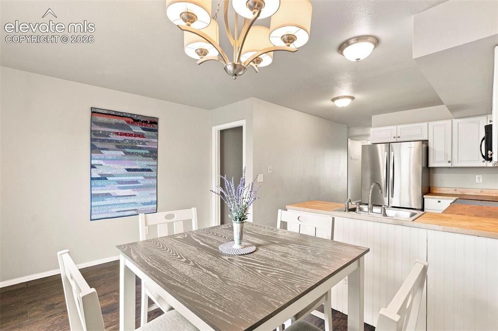 Image 12 of 27: Dining Area