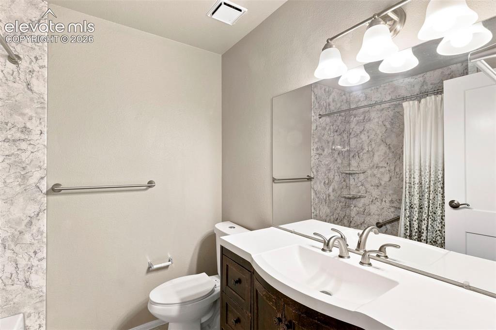 Image 16 of 27: Bathroom
