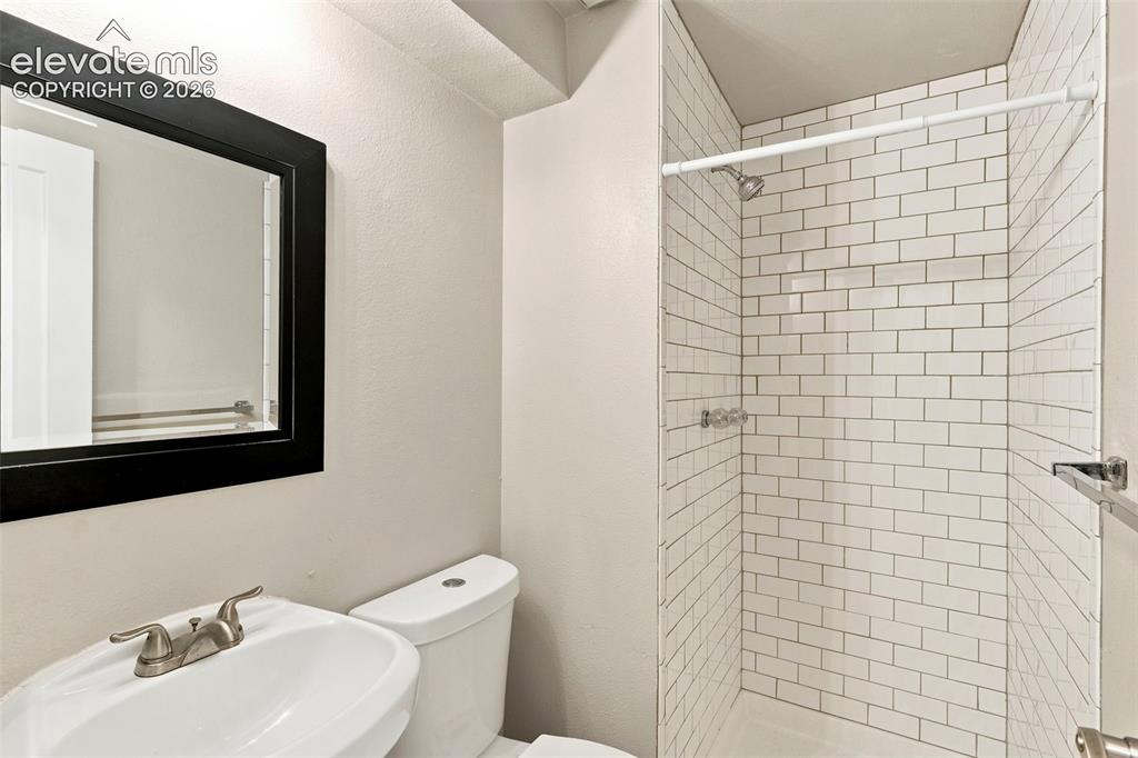 Image 20 of 27: Bathroom