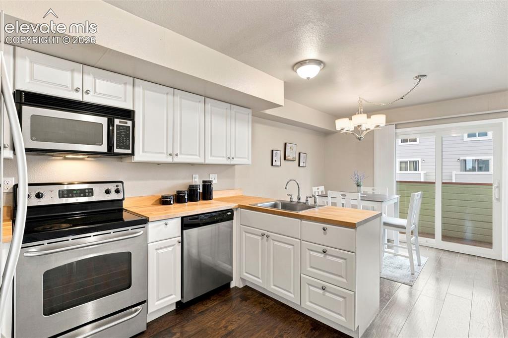 Image 7 of 27: Kitchen