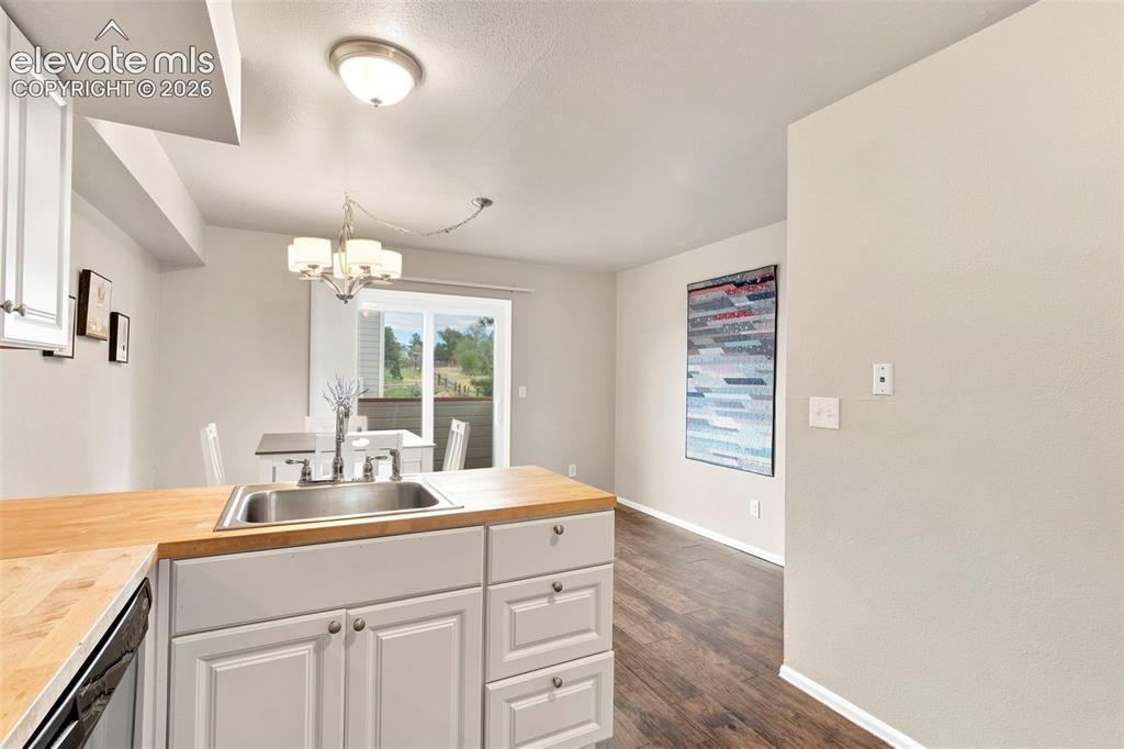 Image 8 of 27: Kitchen